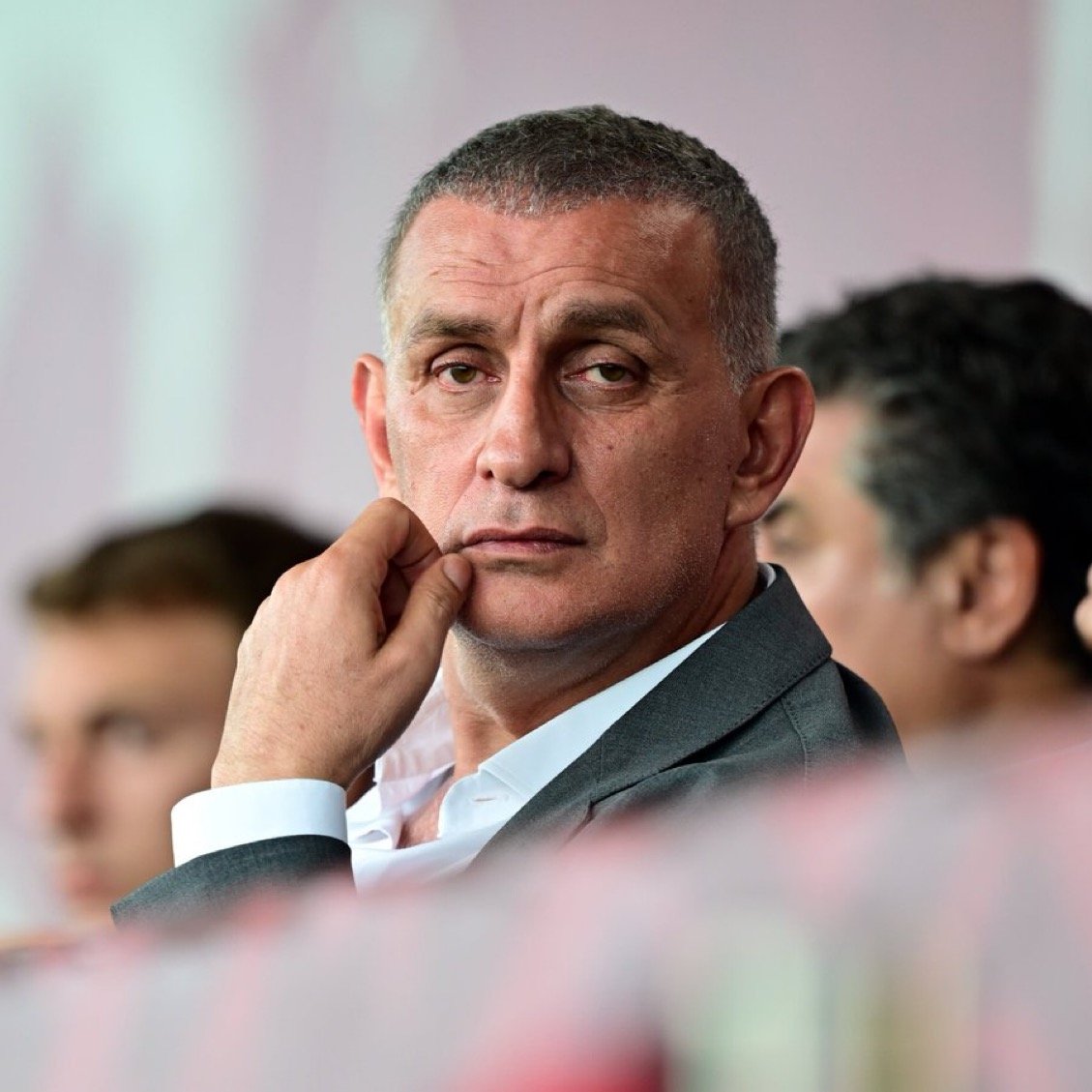 ASYSokakcom's tweet photo. GALATASARAY MAÇLARINDAN SONRA HER GÖRDÜĞÜ MİKRAFONA KONUŞAN TFF BAŞKANI İBRAHİM HACIOSMANOĞLU... 

KAYIP ARANIYOR! https://t.co/zULlqbrx6n