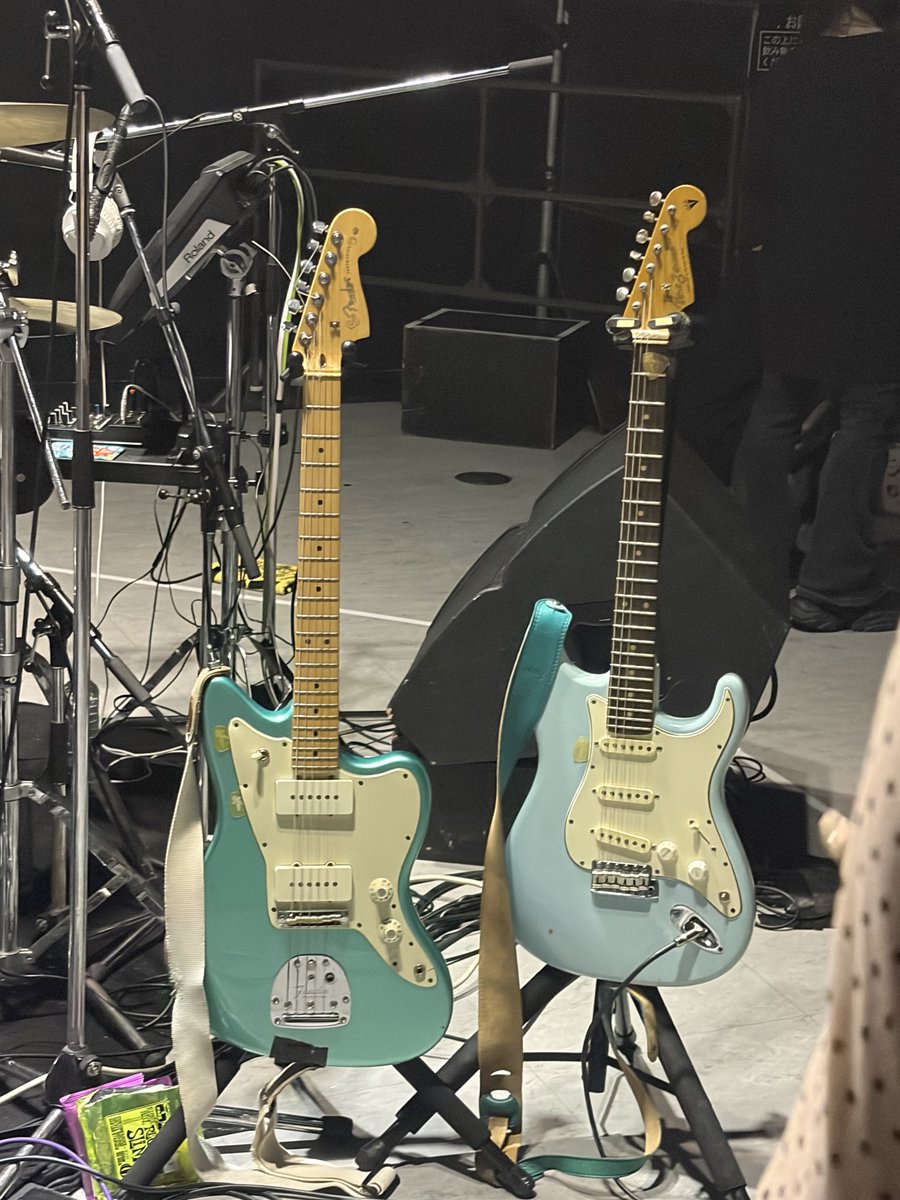0ryk5___'s tweet photo. 昨日のフロアライブモザイク処理ができない（機械音痴）だからヤバすぎるふみふみの行動2選だけ投稿さしてほしい。
①30秒間の間にスティックを3本捨てる
②スティックを捨てた上にヘッドホンまで捨てる

パンさんの神ベースソロとかササキサンの大暴れとかあるけどモザイク処理できないから載せれない https://t.co/msvYwfrxm4