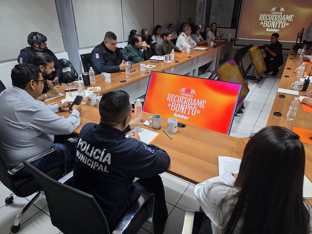 SSPyTM_Culiacan's tweet photo. #SeguridadEnEventos | Definimos el dispositivo de resguardo vial para la 2.ª Carrera "Recuérdame Bonito" Kelder este 24 de octubre. 🏃‍♀️🏃‍♂️  
​Afinamos detalles operativos para proteger a las y los atletas en 5K, 10K y 21K, a beneficio de Bomberos de Culiacán. 🚒🛡️
​#SSPyTMCuliacán https://t.co/WnB4iXmxHe