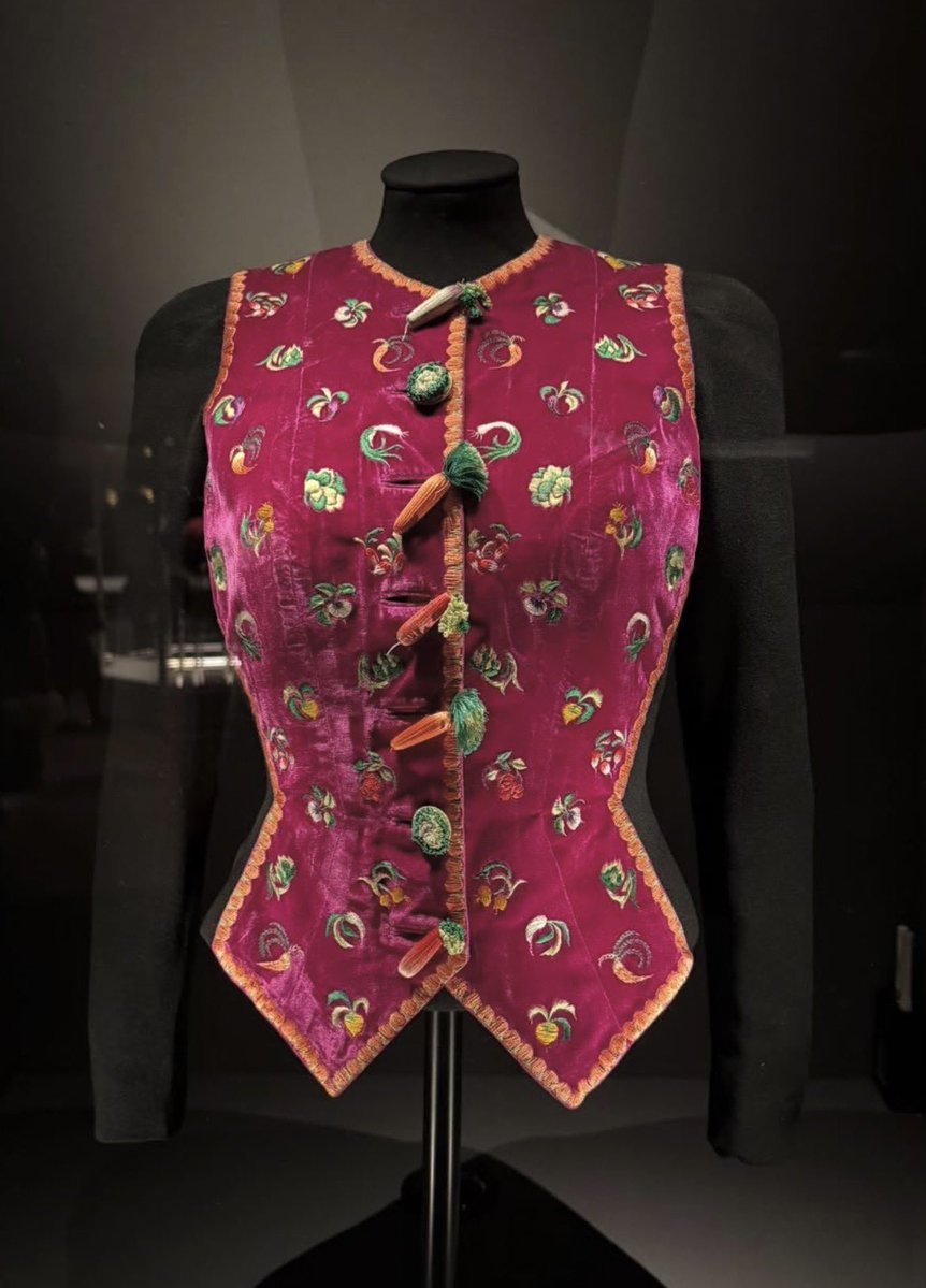 jacquemusx's tweet photo. From SS41 to SS27. Daniel Roseberry reimagines the Schiaparelli Couture Vegetable Jacket. https://t.co/Diw5IJ3N6k