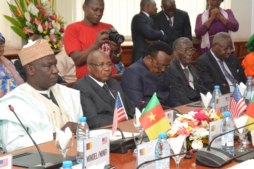 minepat237's tweet photo. 🇨🇲🇺🇸 Le #MINEPAT, Alamine Ousmane Mey, et le Chargé d’Affaires a.i. de @USEmbYaounde, Brenda Soya, ont signé ce 1er octobre 2026 à Yaoundé l’Accord de Don relatif aux Objectifs Stratégiques (#SOAG) pour un système de santé résilient et durable au🇨🇲. https://t.co/jDuGxu1byA