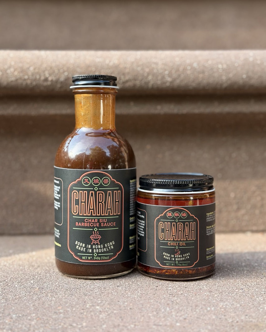 fadmarket's tweet photo. #FADMakerSpotlight 🌶️
Meet Charah, founded by friends Flora + Clara out of a shared nostalgia for Hong Kong. Their small-batch char siu BBQ sauce + Cantonese chili oil are handcrafted in Brooklyn. Discover Charah this weekend in DUMBO!

🗓️ Oct 3+4 | 11am–6pm
📍 Empire Stores https://t.co/NxFufHPa55