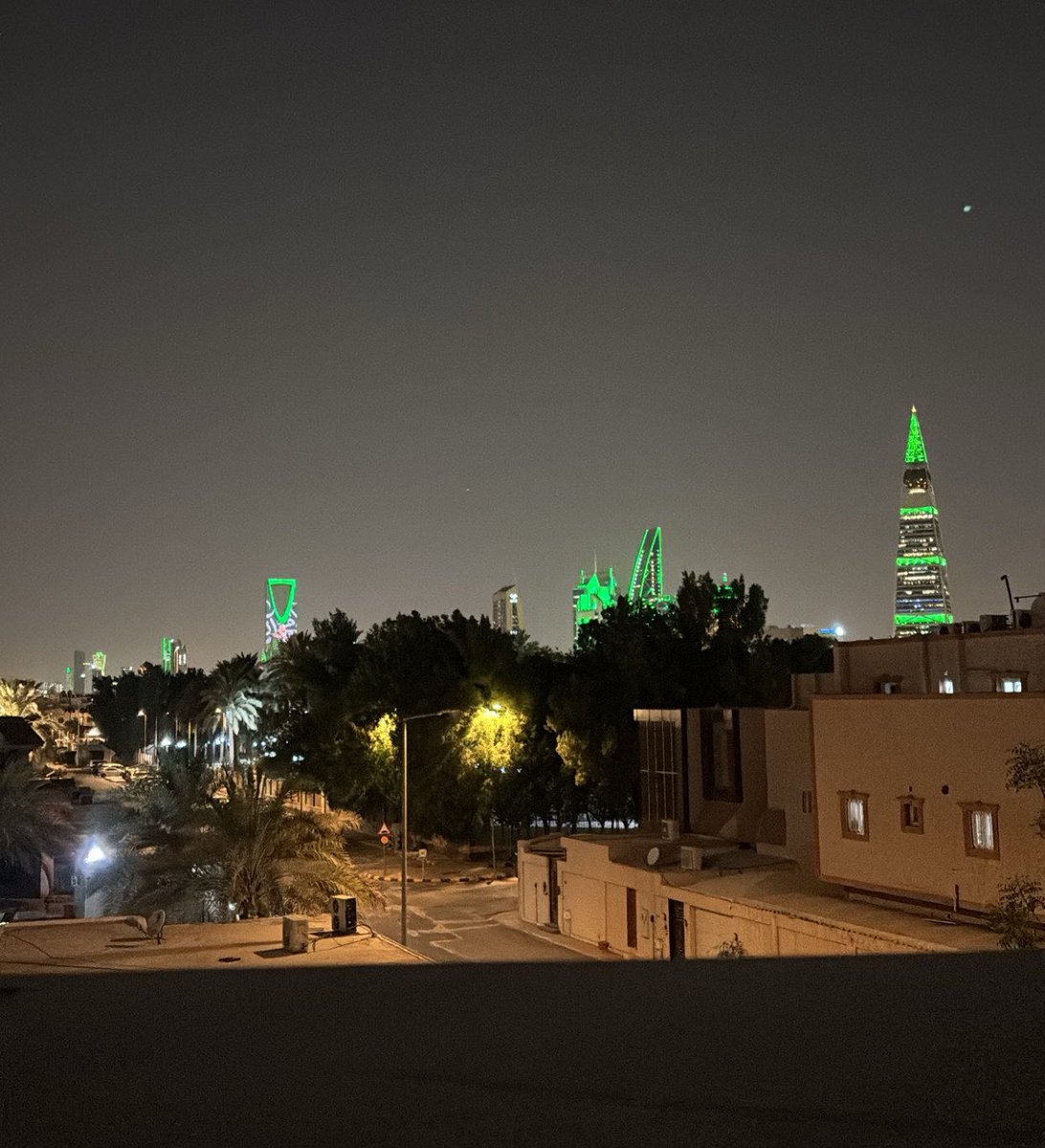 Postcautions's tweet photo. عندي اطقم بس حرام البسها فالسعودية https://t.co/kchZ4OKnUc