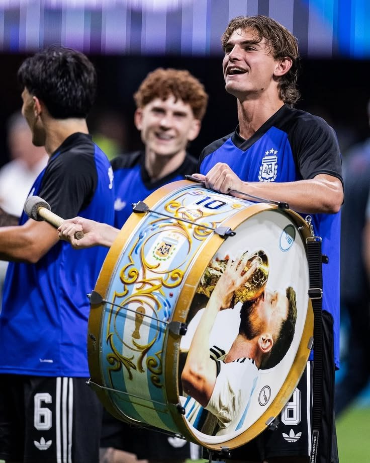 babygodumbdumb's tweet photo. ÉL SIEMPRE LO VE CON TERNURA CUANDO NICO NO LE ESTÁ DANDO BOLA, ME ENCANTA TU JUEGO COLORADA!!! AGUANTE EL BARCOPAZ https://t.co/u1D3Uwytek