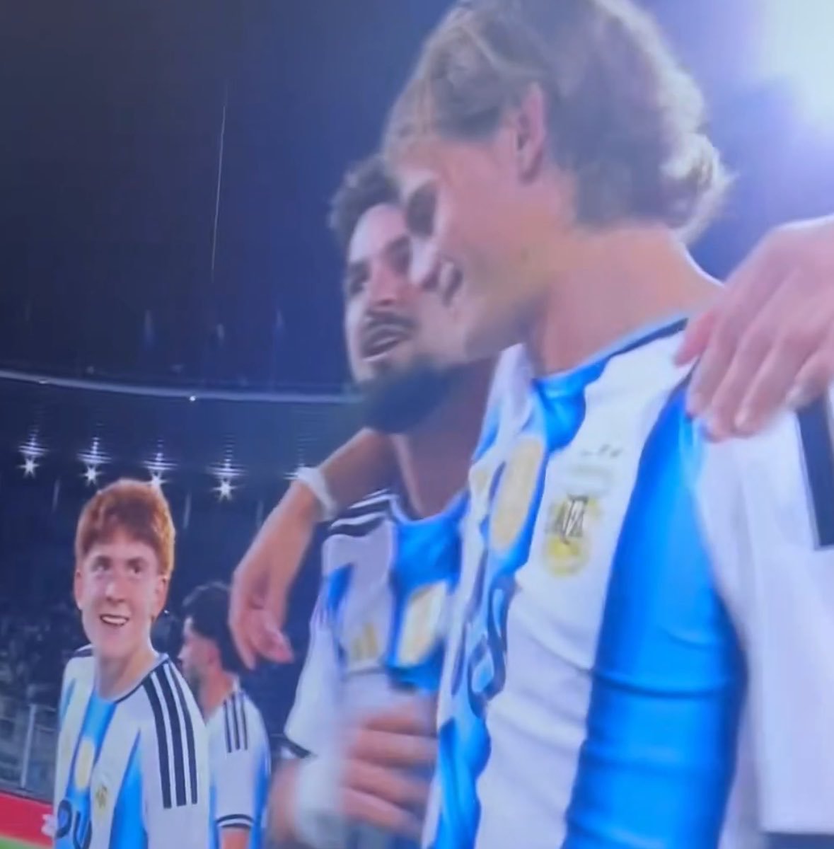 babygodumbdumb's tweet photo. ÉL SIEMPRE LO VE CON TERNURA CUANDO NICO NO LE ESTÁ DANDO BOLA, ME ENCANTA TU JUEGO COLORADA!!! AGUANTE EL BARCOPAZ https://t.co/u1D3Uwytek