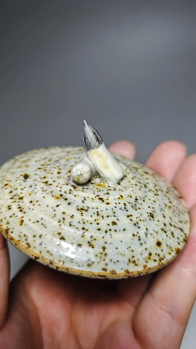 adadavi_566_312's tweet photo. [Check out the exquisite ceramic jug with a smooth surface, its unique shape similar to the shape of a small hill (阜). There is a delicate tiny insect (狙) resting on its handle, quietly adding a touch of liveliness to this daily small decorative piece.] https://t.co/vWz2Uq1rk3