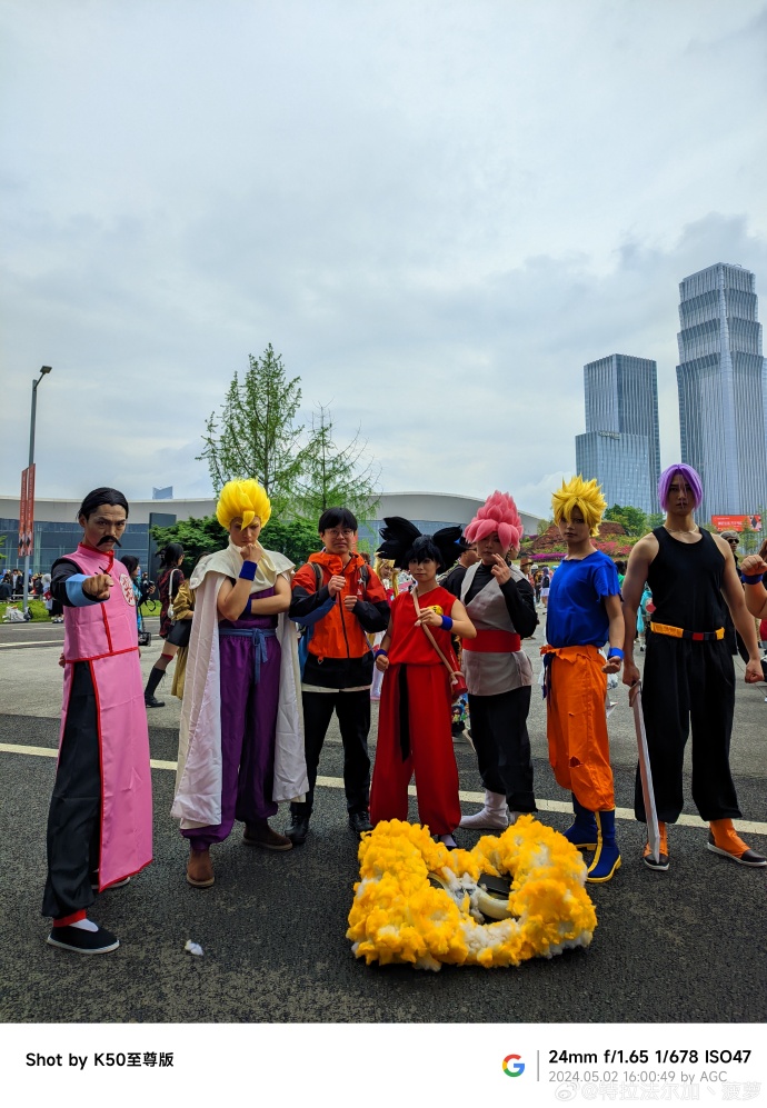 AvaGuelphnc's tweet photo. Primer día en la Comic Con de Madrid! Tengo una foto con el cosplayer de Goku y me llevo una camiseta de One Piece. Qué día genial! https://t.co/jHabVSCJ64