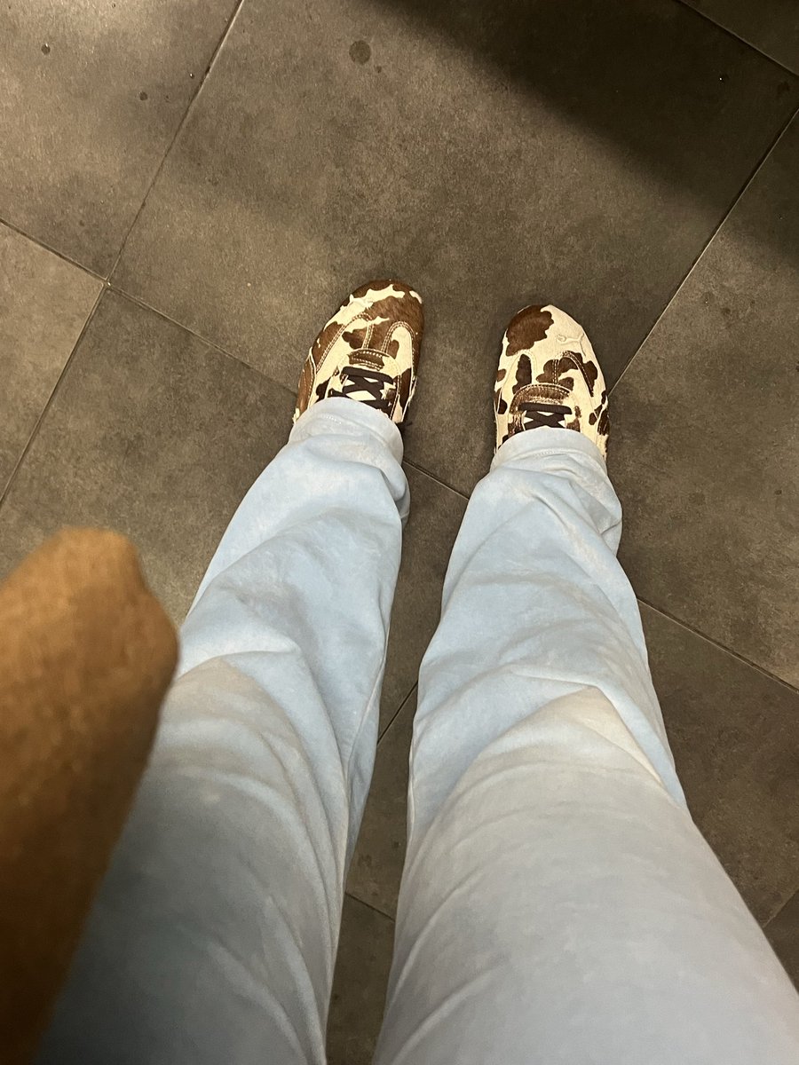 love__fridge's tweet photo. Лук - джуси кутюр, видимо растет маленькая модница 😂 https://t.co/9kujInyhqn