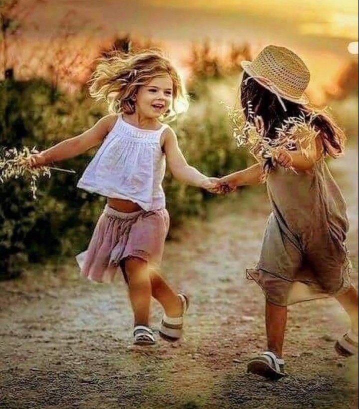 Ciyelii1's tweet photo. "Saatin varlığını unutturan insanları sevin"... 

"İyiki varsın dediğiniz insanlar olsun hayatınızda"... https://t.co/KAwq5rNjNa