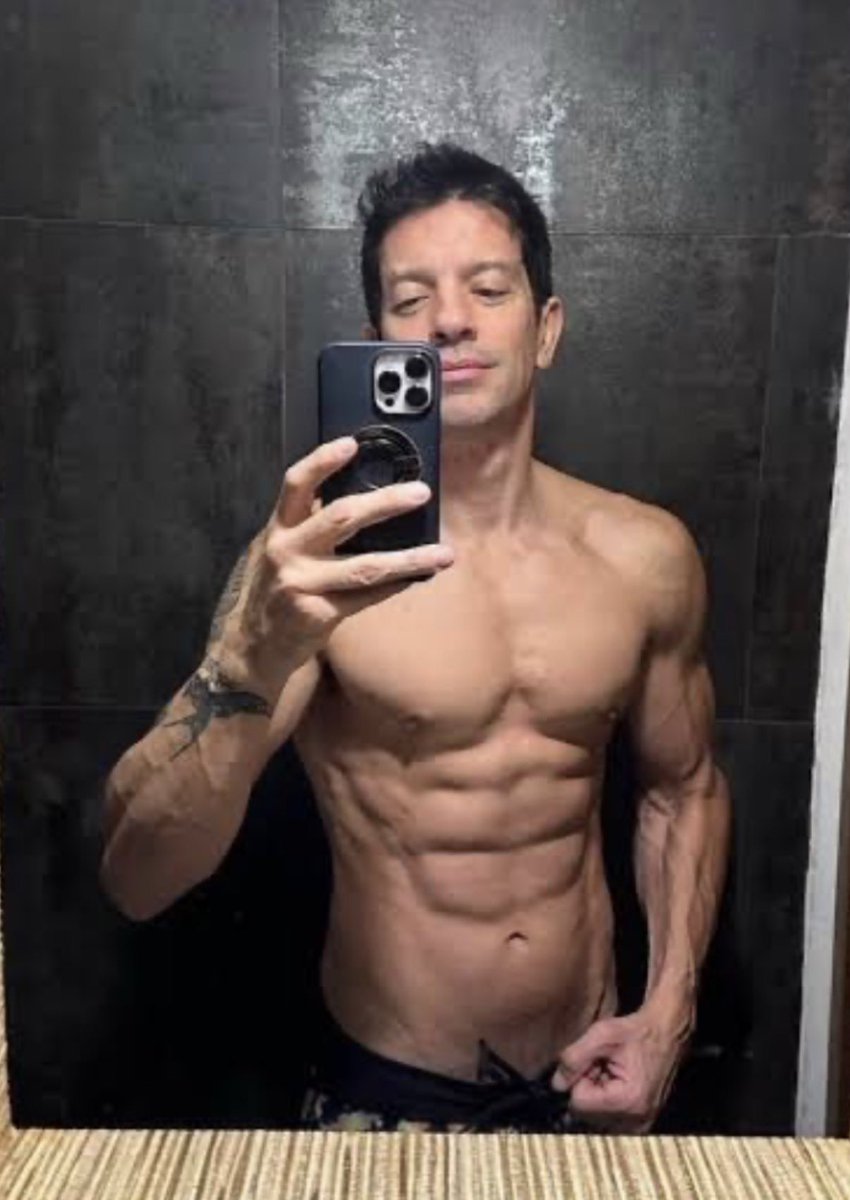 Raulgutierrez's tweet photo. 🔥 ¡Carlos Rivera pide apoyo para su amigo Yahir! 🙌🏻

El cantante se sumó a la petición de apoyo para que Yahir pueda convertirse en el gran ganador de La Casa de los Famosos México 🏆📺 https://t.co/efRiIysb9v