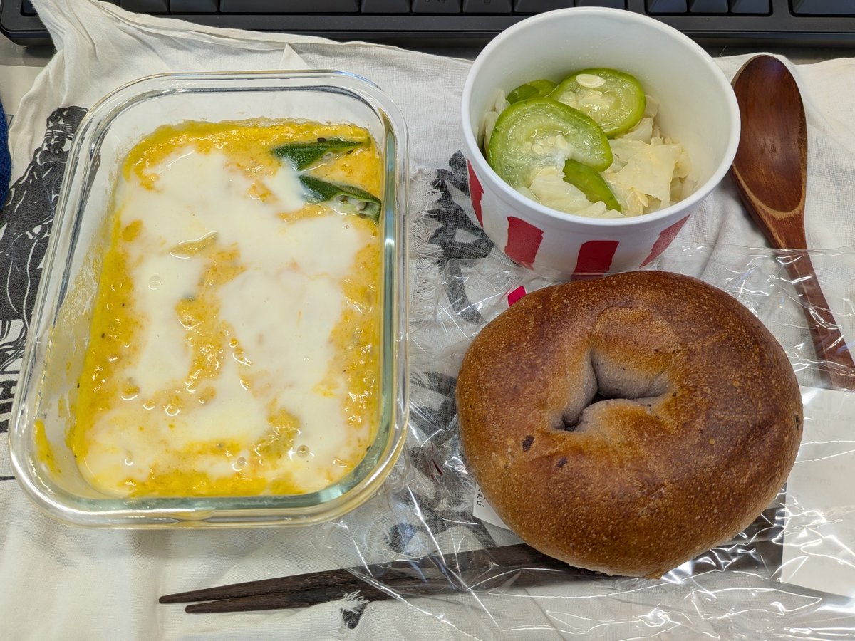 sakamo1002's tweet photo. 妻→鮭と野菜のマリネ、ゆで卵。父→前日夜のシチューと一昨日のヘチマレモン和え、ブルーベリーベーグル（出勤途中に買った）。#料理 #料理記録 #ごはん記録 #昼ごはん #お弁当記録 https://t.co/iuwBZdipJv