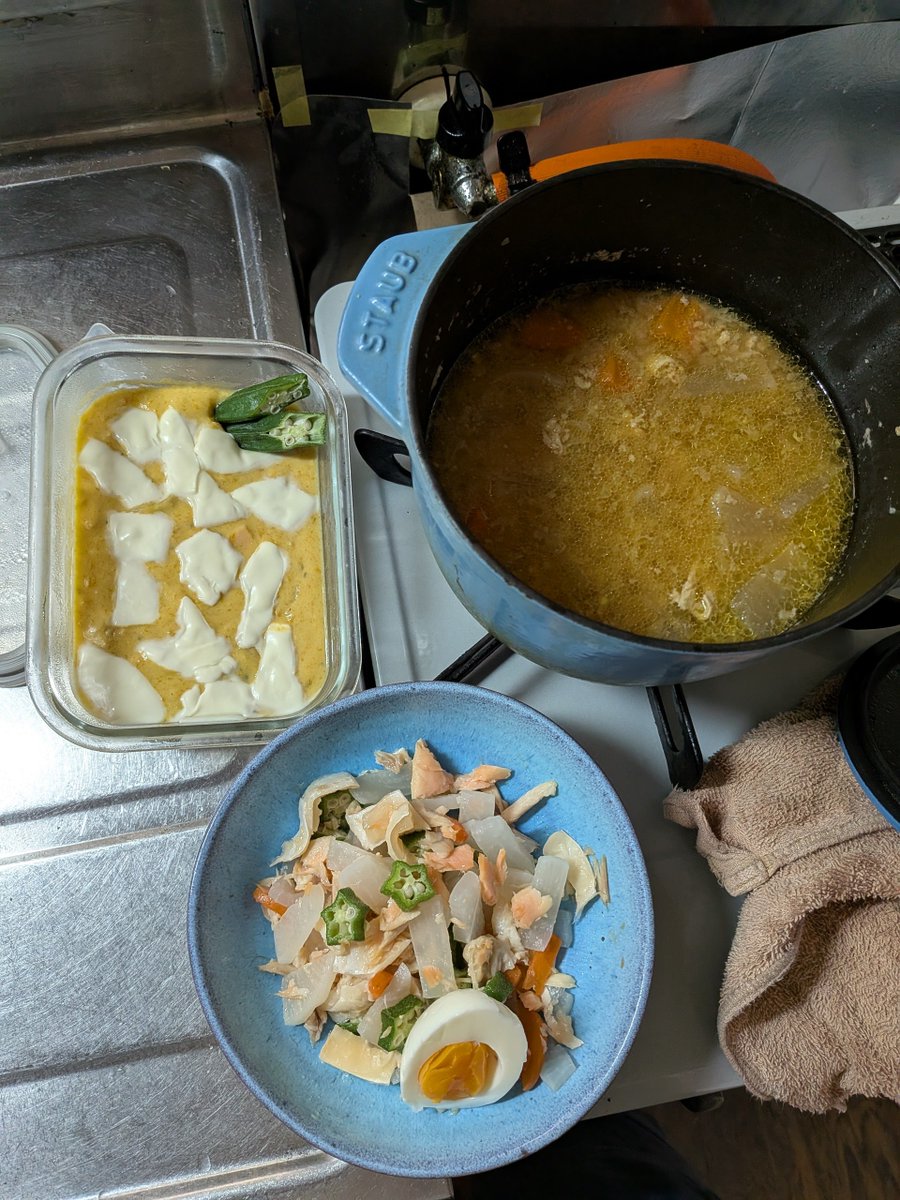 sakamo1002's tweet photo. 妻→鮭と野菜のマリネ、ゆで卵。父→前日夜のシチューと一昨日のヘチマレモン和え、ブルーベリーベーグル（出勤途中に買った）。#料理 #料理記録 #ごはん記録 #昼ごはん #お弁当記録 https://t.co/iuwBZdipJv