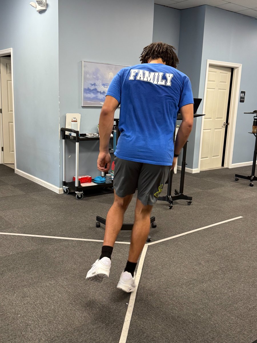 JaxonBailey08's tweet photo. Throwback to PT last year for my knee injury. I'm excited to start my physical therapy internship soon and help others recover strong. https://t.co/muaGue88JV