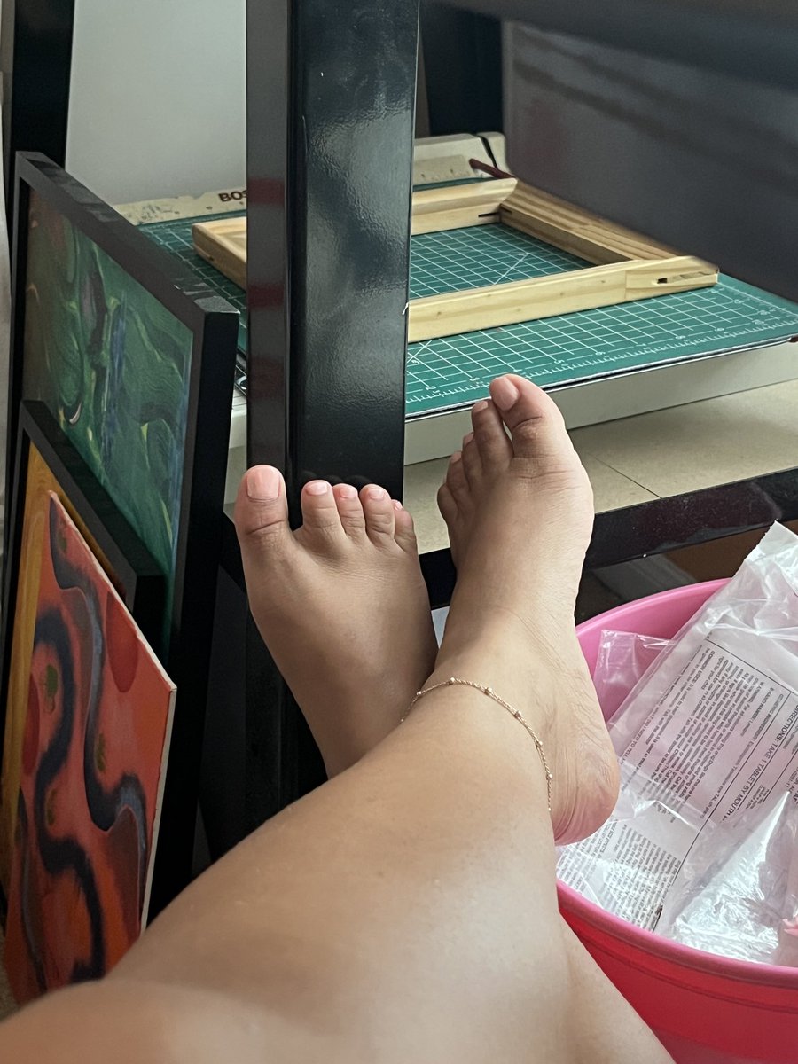 vpoffeet's tweet photo. In the studio, just did my toes https://t.co/NJKoHZ5ClR