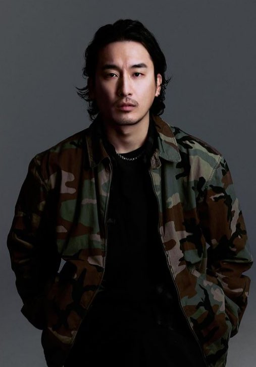 pomusana's tweet photo. shin wooseok who directed multiple newjeans music videos exposed hybe for persuading him behind the scenes. shin refused to produce for other hybe groups and called hybe out for trying to erase newjeans. hybe/ador then proceeded to sabotage his previous work with newjeans. https://t.co/wIQvtk00zQ
