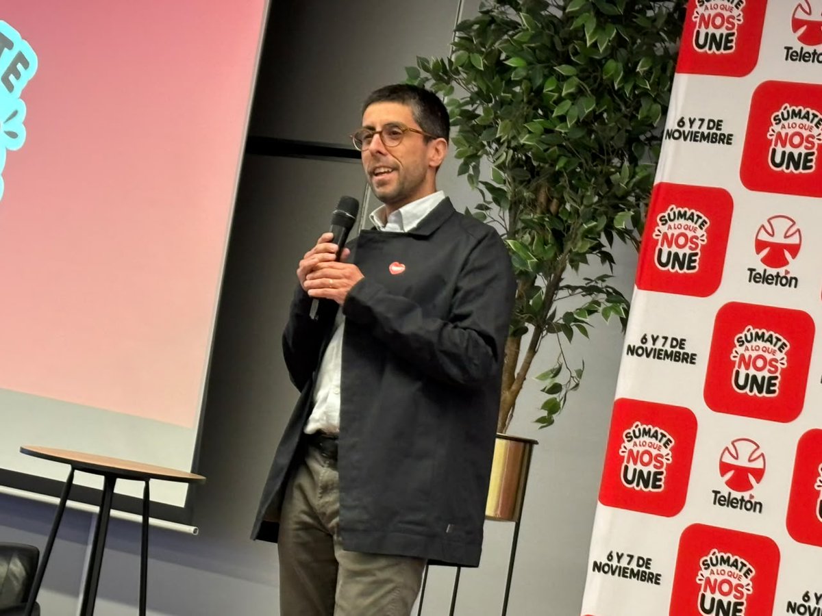 Teleton's tweet photo. ❤️ ¡@clarochile_cl cumple 20 años junto a Teletón!

La compañía lanzó su campaña interna 2026 con Iaán Calderón, el testimonio de Rosa Gatica y la música de Toly Fu.

¡Gracias por dos décadas de compromiso! 🤝

#Teletón2026 #SúmateALoQueNosUne https://t.co/g1f6e4EuPb