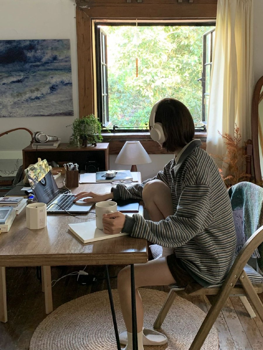 CamilaWhitwqor's tweet photo. Oré cosas viejas hoy: la taza de café que nunca uso, los libros repetidos y el adorno que no me gustaba. Ahora tengo más espacio y menos desorden! https://t.co/Y7L3pFC3Af