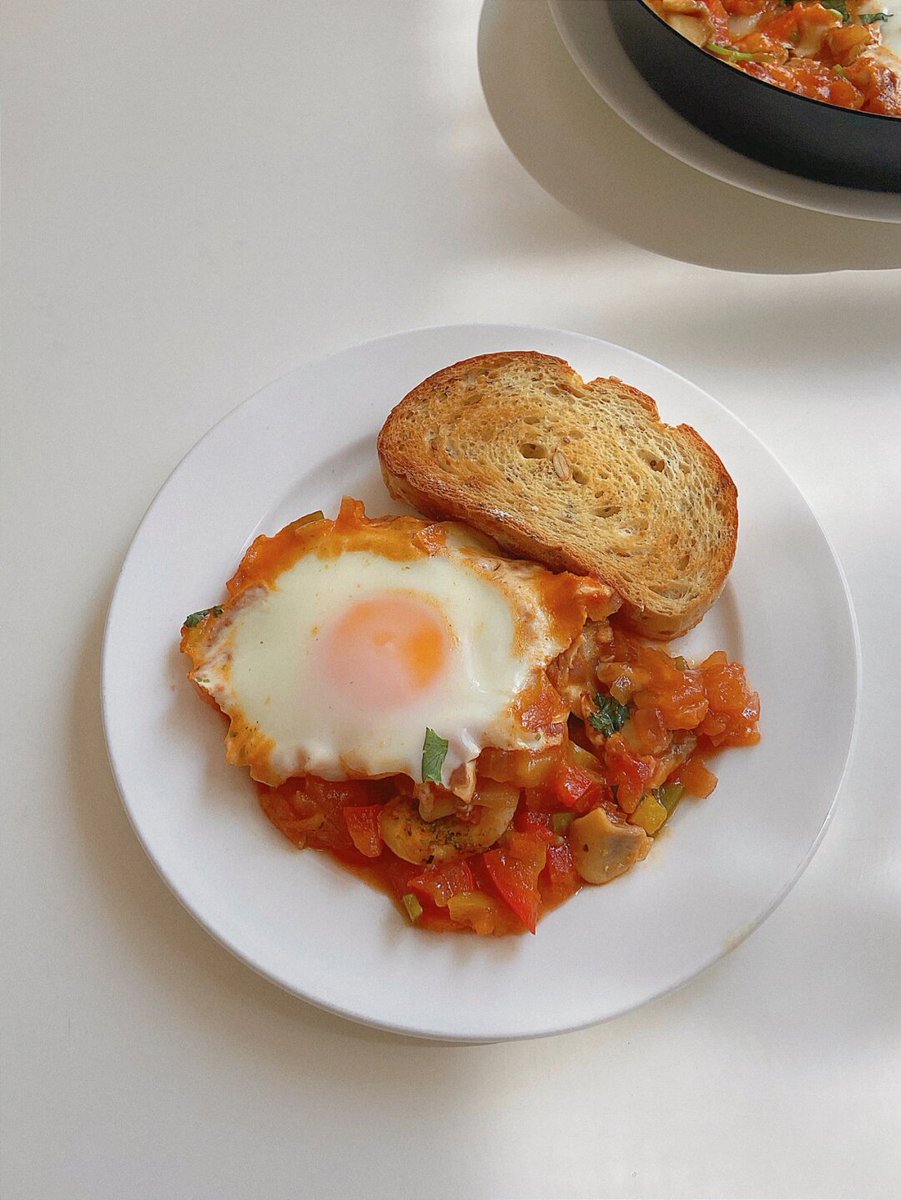 CarolineAlhwhe's tweet photo. Compré espinacas frescas, huevos orgánicos y pan integral en el supermercado hoy, listos para hacer una ensalada nutritiva para la cena. https://t.co/PiSZn7xDe2