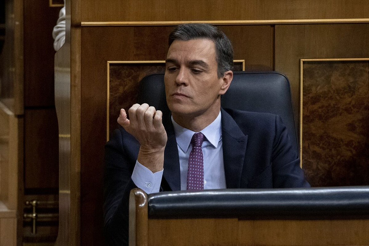 MarieBensimon's tweet photo. A ver cuánto tarda Sánchez en dedicarle una homilía con risotada a Ayuso por lo de Horizonte. 
Lo hará en el Congreso? En algún programa amigo? No lo sabemos, pero la pullita caerá. 
Ese ego herido va a necesitar un micrófono y unos imbéciles aplaudiendo.
Se abren apuestas. https://t.co/Lo4MXFiKhS