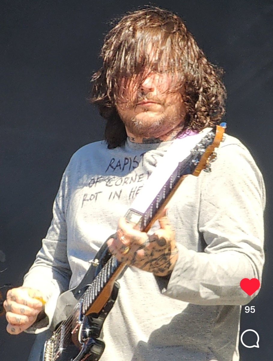 Stultaloquy's tweet photo. aftershock not showing frank on the screens during dunes bc of his shirt... 🤨 https://t.co/MARyIwxrrv