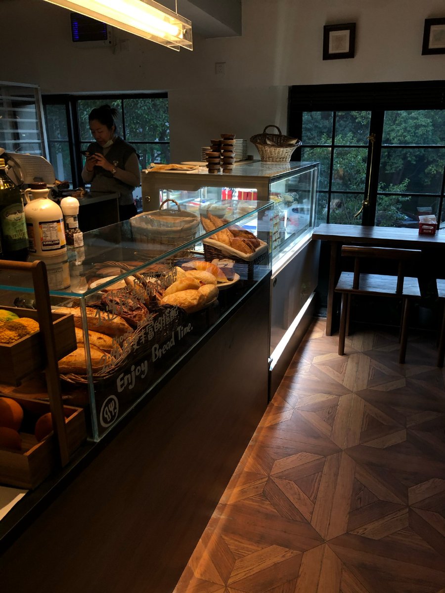 CoraLaneymi's tweet photo. Descubrí una cafetería con pan recién horneado y música chill: cada bocado se siente como un respiro perfecto para el día ， https://t.co/7zzTuLjWIF
