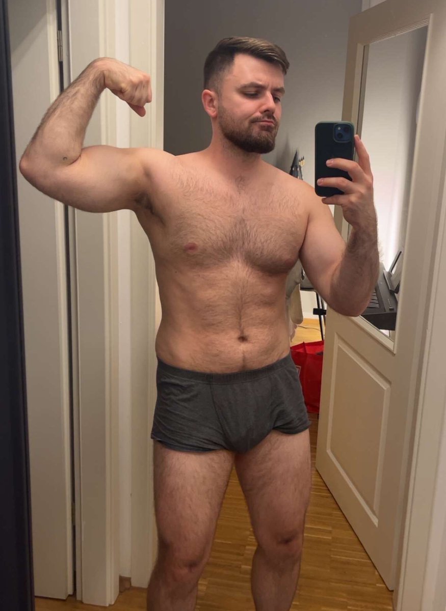 alexyk000's tweet photo. Awkward posing is kind of my thing https://t.co/prfr87nyqN