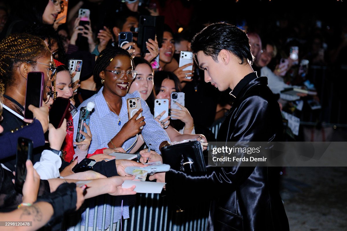 doublepp__'s tweet photo. ดาราดัง superstar มากกก มู้ดแบบโคตรเว่ออ⭐️🪽

KENG NAMPING IN PARIS FW27
#SchiaparellixKENGNAMPING
#KengHarit #nampingster #Schiaparelli https://t.co/dVNyfgcqNP
