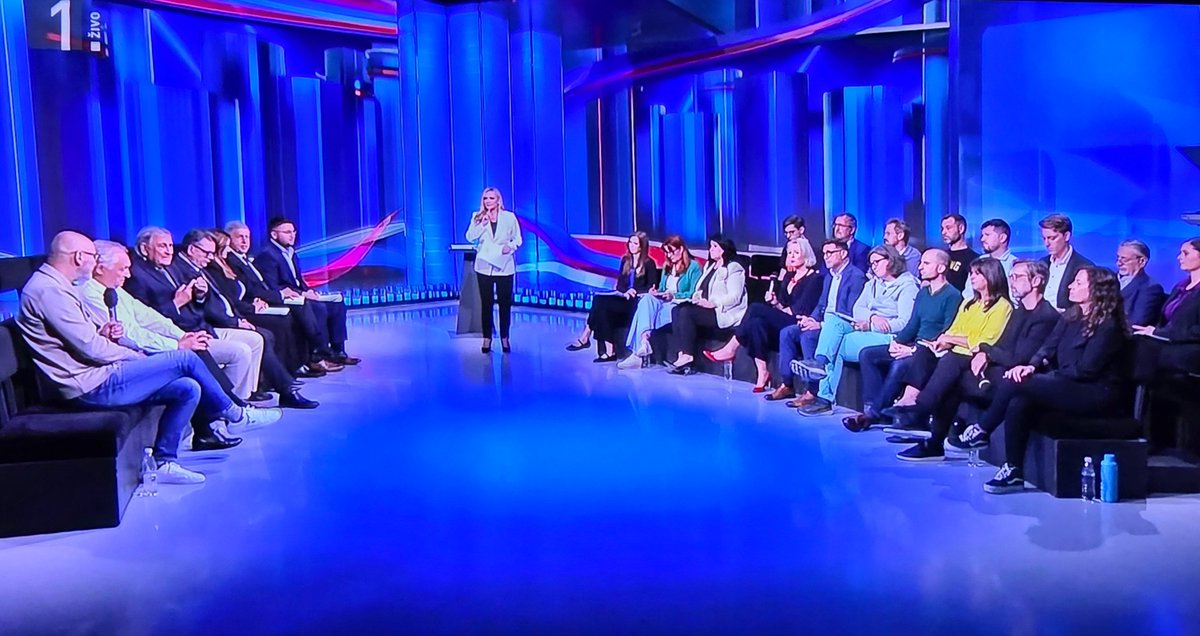 naravnosi's tweet photo. Depolitizirana RTV.
Na levi strani povabljenih 7 vladnih ZAgovornikov.
Na desni pa 18 opozicijskih nestrpnežev. Pa še Tanja Gobec je z njimi.
Uravnoteženo po Gobčevo. https://t.co/YV8jNBVjoy