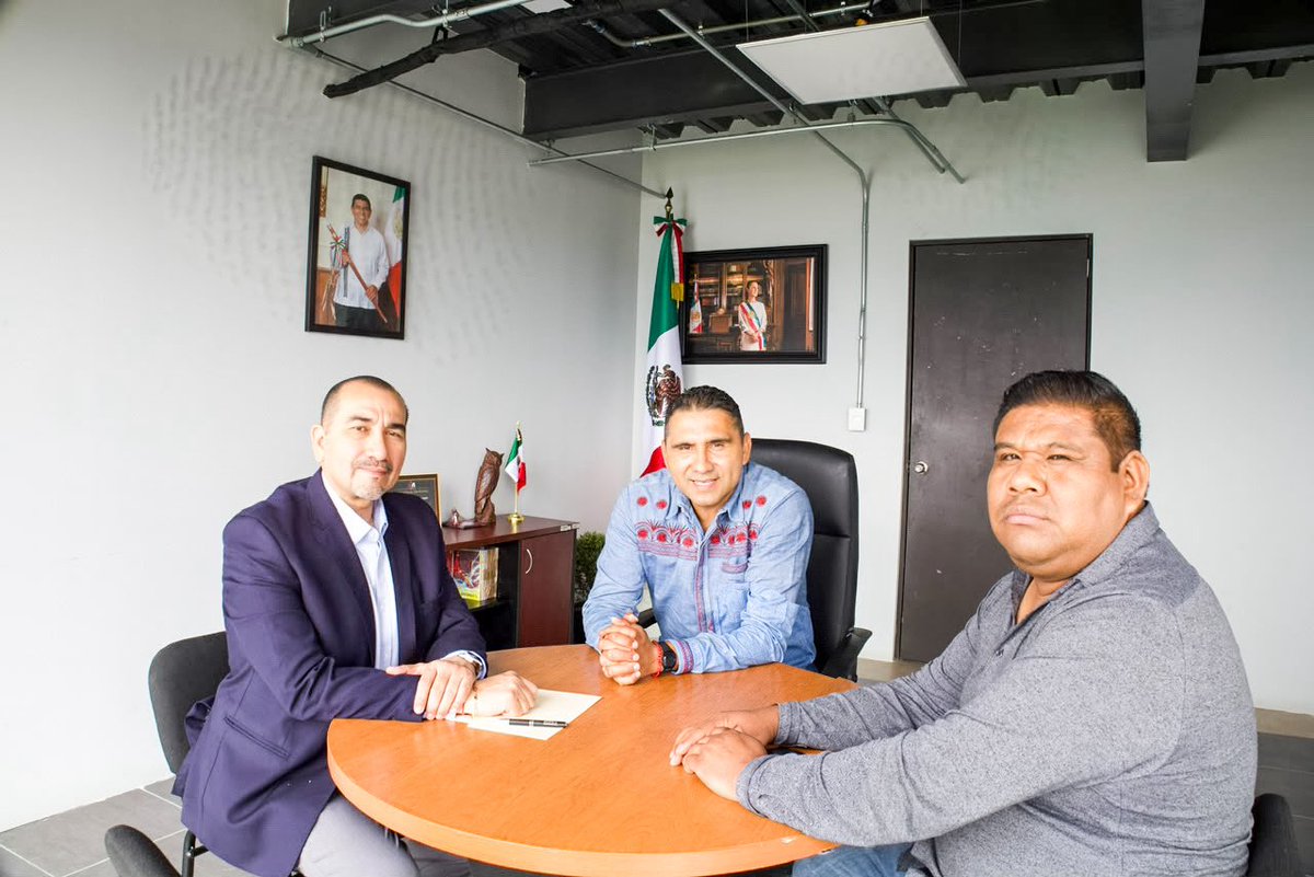 Gil_MG's tweet photo. En el #ICEO sostuvimos una reunión de trabajo con el Mtro. José de Jesús Silva Pineda, presidente de la Barra Mexicana, Colegio de Abogados, Capítulo Oaxaca, para fortalecer la coordinación y generar acciones que contribuyan a brindar mayor certeza y seguridad jurídica sobre el patrimonio de las familias oaxaqueñas.

Desde el @Catastro_GobOax seguimos construyendo alianzas para impulsar un catastro más moderno, cercano y al servicio de Oaxaca.