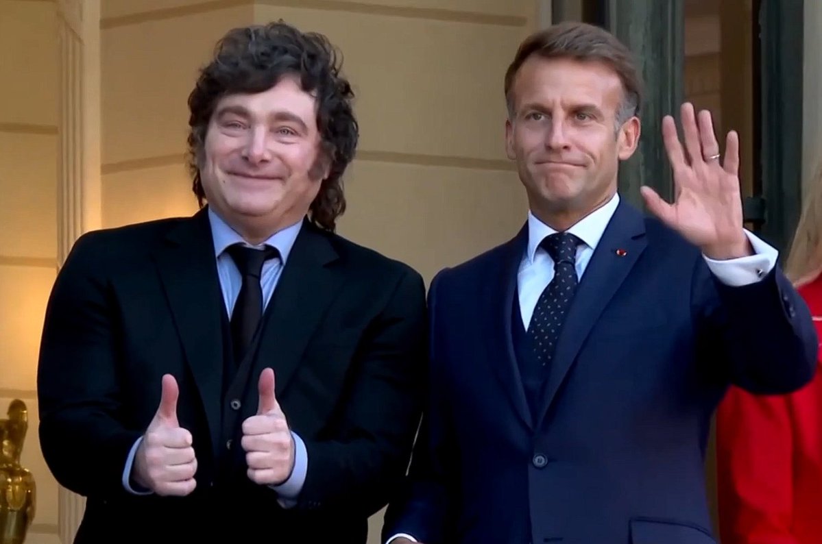 VictorMarcano's tweet photo. Todo un éxito el viaje de Javier Milei a París 🇦🇷🇫🇷. 

✅TotalEnergies puso cerca de US$ 10.000 millones sobre la mesa. 
✅US$ 1.500 millones para Alberdi, en Tierra del Fuego.
✅Más gas en Aguada Pichana, Neuquén.
✅Cerca de US$ 5.000 millones para petróleo en San Roque.
✅Eramet va a pedir el RIGI para sumar unos US$ 350 millones en el litio de Salta.
✅Pan American Energy puso más de US$ 1.200 millones en Cerro Dragón, Chubut. 
✅ Macron lo recibió en el Elíseo. Hablaron de otras inversiones francesas en Argentina.
