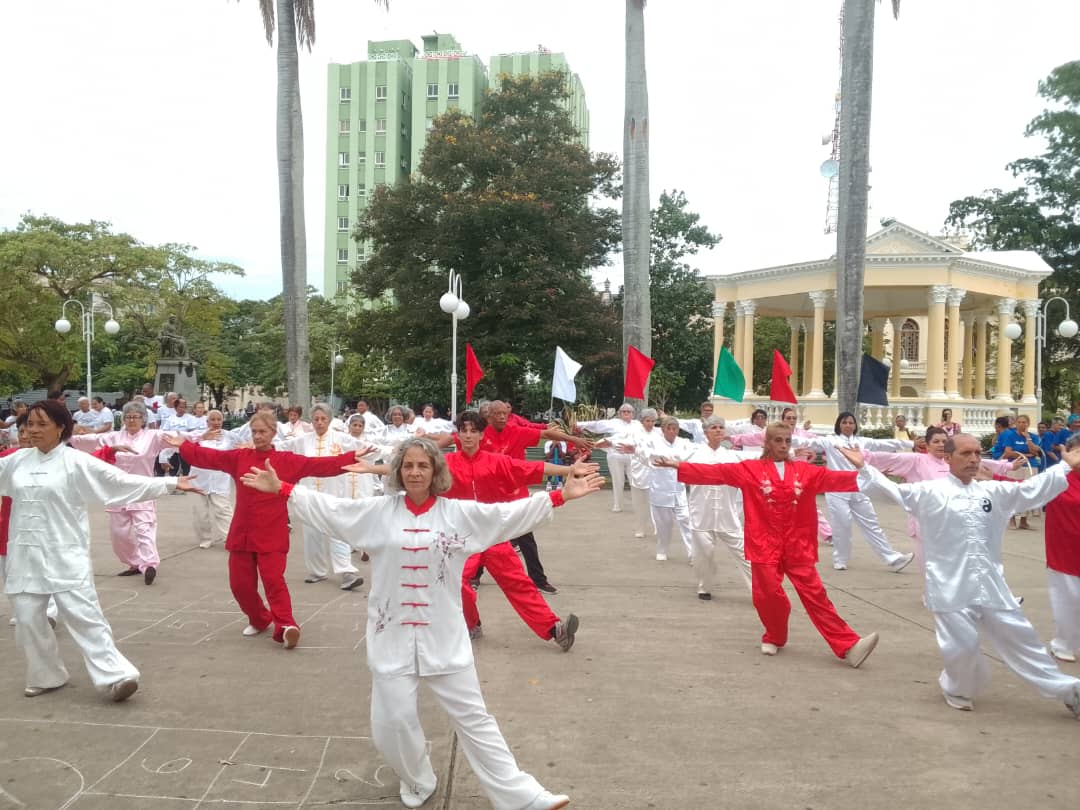 MINSAPCuba's tweet photo. 🇨🇺🧓🧑Villa Clara celebró hoy el acto central nacional por el Día Mundial del Adulto Mayor, con la premisa de honrar la experiencia y celebrar la existencia, matizado por tablas gimnásticas, exhibiciones artísticas en el emblemático Parque Vidal.

#CubaPorLaVida https://t.co/m7nXBoIoDJ
