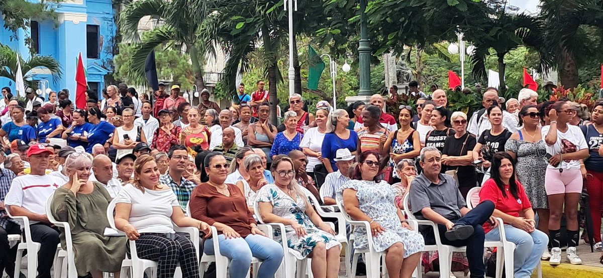 MINSAPCuba's tweet photo. 🇨🇺🧓🧑Villa Clara celebró hoy el acto central nacional por el Día Mundial del Adulto Mayor, con la premisa de honrar la experiencia y celebrar la existencia, matizado por tablas gimnásticas, exhibiciones artísticas en el emblemático Parque Vidal.

#CubaPorLaVida https://t.co/m7nXBoIoDJ