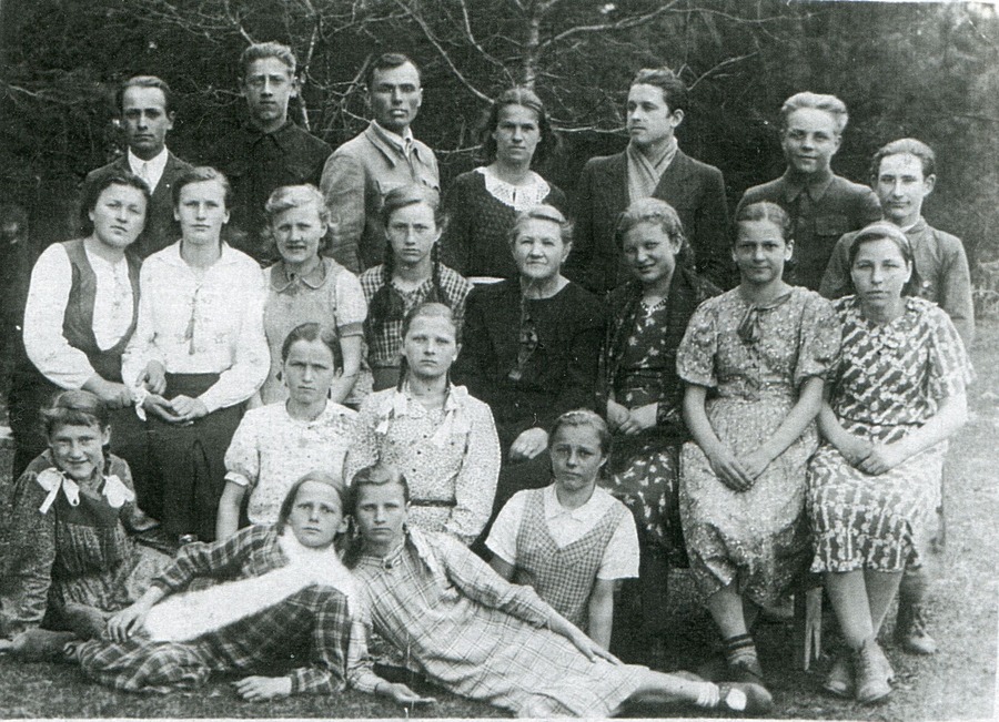 AnitaSchelde's tweet photo. Mer Lwowa @AndriySadovyi :
„My nie wiemy, jak to było 50 czy 100 lat temu, bo często ta historia była przekręcona i Rosja zrobiła wszystko, żeby nie było informacji”.

Serio Panie @AndriySadovyi 😳❓❓❓
Było dokładnie TAK ❗️⬇️
Śp. Danuta Konieczna :
"Miałam już prawie dziesięć lat, kiedy banderowcy napadli na polską wioskę Korościatyn. Tego dnia było jeszcze wcześnie i ludzie nie zdążyli się ukryć. Banda działała w trzech grupach. Pierwsza szła i mordowała. Drudzy kradli, co się dało. Ostatnia grupa to przeważnie wyrostki 12-14-Ietnie - zwalniali z łańcuchów bydło i podpalali domostwa. Słyszałam, jak w domu mówiono, że bandą tą dowodził młody ksiądz wyznania greckokatolickiego z naszych Monasterzysk, nazwiska jego nie pamiętam. Ludzie się bronili, ale zginęło wtedy 160 Polaków. Pamiętam, jak stałam z moimi rodzicami i innymi sąsiadami przed domem i patrzyliśmy na łunę.
Rano ludzie saniami zaprzężonymi w konie podążali do Korościatyna. Ja też tam byłam. Pamiętam, jakby to było wczoraj. To, co tam zobaczyłam, było makabryczne.
W zdewastowanych, spalonych domach, na podwórkach, w ogrodach, na stacji kolejowej - wszędzie leżeli zamordowani ludzie. Tego nie można opisać. Tego nie mogę zapomnieć. Widziałam ludzi pozabijanych siekierami i nożami. Mieli odrąbane ręce, nogi, rozłupane głowy, obcięte uszy i powyrywane języki, wydłubane oczy, rozprute brzuchy i rozwleczone jelita. Kobiety miały obcięte piersi. Nie oszczędzali nawet niemowląt. Widziałam maluśkie dziecko z roztrzaskaną o ścianę głową. Pamiętam, jak stara kobieta stała nad zmasakrowanym ciałem swojej córki, mówiła do niej, żeby wstała i włożyła płaszcz, który jej przyniosła, bo jest zimno i pora iść do domu".

Raport Komendy Obszaru Lwów AK :
"Raport C. Ogólne naświetlenie wypadków. Późną jesienią 1942 r. ukazały się w różnych okolicznych wsiach pow. krzemienieckiego i dubieńskiego napisy i ulotki, które nawoływały do mordowania Polaków pod hasłem „Ukraina tylko dla Ukraińców”. Niedługo po tym zaczęły się pierwsze plądrowania i rabunki bydła i zboża w dobrach objętych przez niemieckie Ligenschalty i środków żywności w powiatowych spółdzielniach. Pierwsze wypadki mordowania Polaków występują w listopadzie tegoż roku, a masowe mordy i plądrowanie mienia polskiego nastąpiły dopiero po ucieczce z posterunków milicji ukraińskiej, kt��ra zabrawszy ze sobą wszelką posiadaną broń połączyła się z tworzącymi się już wtedy nacjonalistycznymi ukraińskimi bandami tzw. „Tarasa Bulby” i „Bandery”. Z ustnych opowiadań osób ranionych i tych, którzy ucieczką uratowali się, że wielu milicjantów rozpoznano jako członków tych band, oraz że do band tych należeli chłopi spośród miejscowej wiejskiej ludności w wieku około 20 lat, którzy pozostawali w ścisłym kontakcie z tą ludnością, zaopatrującą ich w środki żywności i udzielającą im pomocy i potrzebnych wywiadów. Wedle ogólnej opinii, o czym zresztą po różnych okolicznościach można było sądzić, na kierowników tych band wyznaczano Ukraińców galicyjskich.
Początkowo dokonywano aktów terroru przeciw osobom zajmującym pewne stanowisko np. w dobrach objętych Liegenschaftem lub zajętych w leśnictwie, później jednak zaczęto mordować wszystkich polskich mieszkańców wsi, nie wyłączając kobiet i dzieci a nawet tych, którzy byli rzymsko katolickiego obrządku, choć do państwowości polskiej nie należeli. Od tej chwili zaczynają się także akty zdziczenia i zezwierzęcenia jak obcinanie uszu i nosów, lub wrzucanie ofiar w płomienie własnych zagród".

ODEZWA Wołyńskiego Komitetu Ukraińskiego :
"Ludu opamiętaj się ! Co czynisz ? Rękami Ukraińca wróg mordował Żydów. Pokazał światu filmy tych mordów, gdzie przedstawił Ukraińców jako najgorszych despotów ludzkości. Nikt z nas wówczas nie wystąpił z protestem przeciwko tak nieludzkim uczynkom mordu i rabunku.
A teraz planowa akcja mordowania Polaków jest najpotworniejszym występkiem Ukraińców. Jak można tego nie widzieć, nie odczuwać i robić tak wielką krzywdę swemu narodowi. Stać się tak ohydnym narzędziem wroga. Mordem, rabunkiem sąsiada przez sąsiada, paleniem wsi - oczernimy sami siebie przed całym światem, kopiemy sobie okropną mogiłę !
Postarali się nasi „powstańczykowie”, że zamiast pod Orłem i Bietgorodem, Niemcy obrzucają bombami nasze wioski. Płonie Derwań, Ludwikówka, Malińskczeski, spłonęły Tajkura, Tuliczów i inne wsie.
Nie takim trybem w wieku XX zdobywa sobie naród wolność !
Wieśniacy. Ukraiński inteligencie. Ojcze, przemów do syna i nigdy więcej nie wchodź w zło, które niesie otumaniony, zaślepiony syn. Historia nie zapomni o ojcu i nierozumnym synu. Już wkrótce siła rozumu i prawdy skończy ze złem. Wołyński Komitet Ukraiński widząc tragiczny stan ludu ukraińskiego i rozumiejąc do czego to prowadzi, wzywa wszystkich Ukraińców do zjednoczenia się i do zwrócenia całego potencjału Waszego narodu we właściwym kierunku. Wszystkich, którzy przyczynią się do mordów, rabunku - historia w przyszłości potępi i przeklnie.
Pamiętajmy. Musimy wyjść z wojny czyści - pomyślcie jaką gotujemy sobie drogę ???
Jedyne dla nas wyjście, to połączenie najbliższych słowiańskich narodów i współpraca.
Dlatego porzućcie w porę bratobójczą rzeź, tę haniebną robotę !"

Źródło :
"Karta"- kwartalnik historyczny. Nr 8 Wrocław 1992r.
Archiwum Akt Nowych Sygnatura AM 1640/12
Tom 202 Podseria 111/132 Karta 253
Archiwum Akt Nowych Oddział VI  Sygnatura jednostki archiwalnej 203/IX-2 Karta 39 
Archiwum Akt Nowych Dokumentacja Armii Krajowej nr 203 Numer inwentarza i sygnatura teczki : XV/42 Karta 79
Archiwum Akt Nowych - Sygnatura AAN, 203/XV/42.  Zespół Archiwalny AK, Jednostka XV.

Sprawy ORGANIZACYJNE ⬇️
Wszystko ostatnio idzie w naszej Szkole jak krew z nosa.
RT kuleje
Komentarze kuleją
Wsparcie kuleje.
Nie wiem czy to ja jestem ułomna ?
Czy Praca u Podstaw jest ułomna ?
Czy Historia Polski jest ułomna ?
https://t.co/uYX0ELDkuR