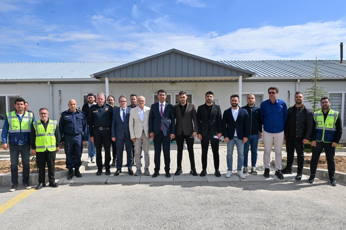 TC_UsakValiligi's tweet photo. Valimiz Dr. Serdar Kartal, Yüksek Hızlı Tren (YHT) hattı güzergâhında incelemelerde bulundu.

Devlet Demiryolları yetkilileri ve yüklenici firma temsilcilerinden bilgi alan Valimiz, projenin Uşak sınırlarında yer alan 165 kilometrelik güzergâhının 106 kilometrelik bölümünde yürütülen altyapı çalışmalarını değerlendirdi. Banaz’a kadar uzanan güzergâhta kazı, dolgu, tünel ve viyadük çalışmalarını yerinde inceledi.

İncelenen kesimde altyapı çalışmalarında yüzde 90 seviyesinin aşıldığı, tünellerde kazı ve destek çalışmalarının tamamlandığı, kalan imalatların ise planlanan takvim doğrultusunda sürdürüldüğü belirtildi.

Vatandaşlarımızın ulaşımını daha hızlı ve konforlu hâle getirecek YHT projesi, planlanan lojistik merkez yatırımlarıyla birlikte Uşak’ımızın ticaret ve ihracat kapasitesinin güçlenmesine de önemli katkı sağlayacak.

Şehrimizi yüksek hızlı trenle en kısa sürede buluşturmak için Ulaştırma ve Altyapı Bakanlığımızla koordinasyon içerisinde çalışmaların takipçisi olmaya devam ediyor; projede emeği geçen tüm ekiplerimize kolaylıklar diliyoruz.