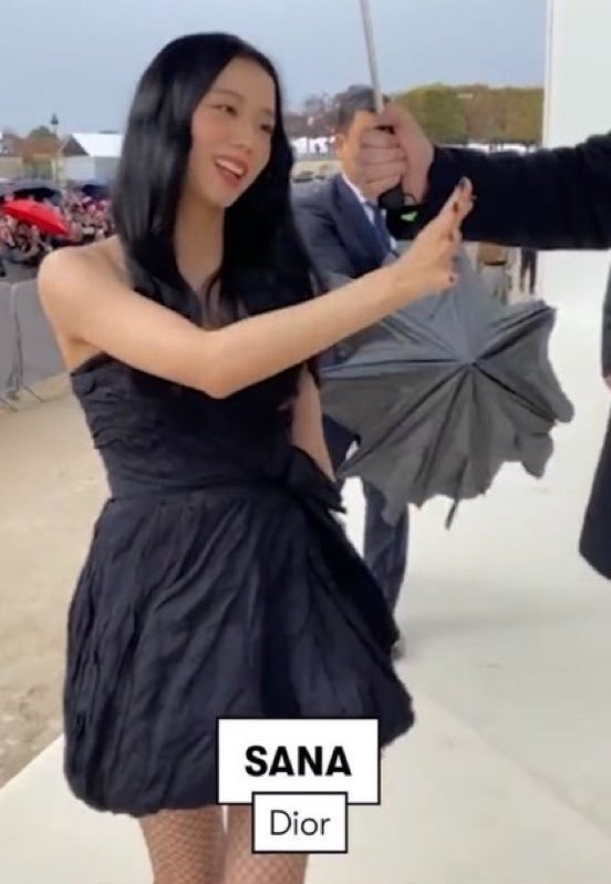 kwj3z4o's tweet photo. Jisoo sudah jadi global ambassador Dior sejak 2021, tapi media masih nggak tahu siapa dia sampai bisa salah mengiranya dengan ambassador baru 😭 Vogue juga pernah salah mengira Jisoo sebagai Sana. Fansnya benar-benar orang TERAKHIR yang berhak ngomong soal “impact” 😭 https://t.co/ys0DLY4JdI