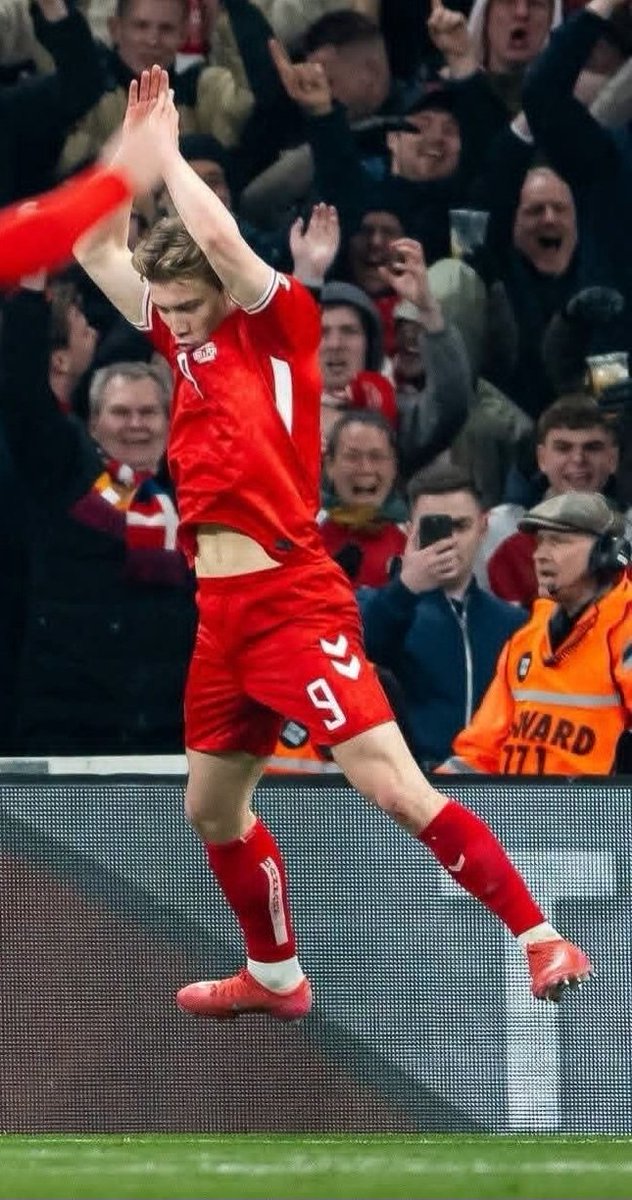 bhcxma's tweet photo. Rasmus Højlund did Cristiano Ronaldo's "SIIIUUU" celebration after scoring.

Showing respect to the GOAT! ❤️🇵🇹⚽
@Cristiano https://t.co/waGJ4Hznu8