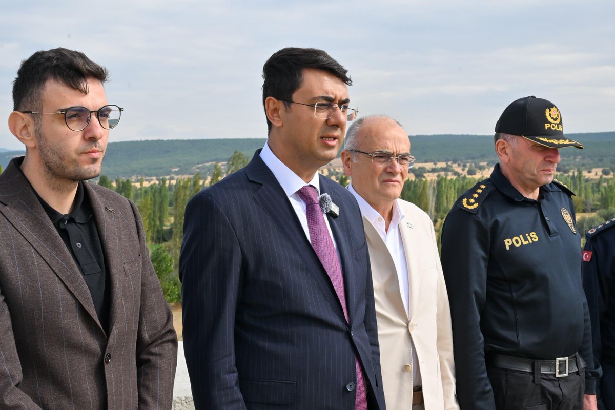 TC_UsakValiligi's tweet photo. Valimiz Dr. Serdar Kartal, Yüksek Hızlı Tren (YHT) hattı güzergâhında incelemelerde bulundu.

Devlet Demiryolları yetkilileri ve yüklenici firma temsilcilerinden bilgi alan Valimiz, projenin Uşak sınırlarında yer alan 165 kilometrelik güzergâhının 106 kilometrelik bölümünde yürütülen altyapı çalışmalarını değerlendirdi. Banaz’a kadar uzanan güzergâhta kazı, dolgu, tünel ve viyadük çalışmalarını yerinde inceledi.

İncelenen kesimde altyapı çalışmalarında yüzde 90 seviyesinin aşıldığı, tünellerde kazı ve destek çalışmalarının tamamlandığı, kalan imalatların ise planlanan takvim doğrultusunda sürdürüldüğü belirtildi.

Vatandaşlarımızın ulaşımını daha hızlı ve konforlu hâle getirecek YHT projesi, planlanan lojistik merkez yatırımlarıyla birlikte Uşak’ımızın ticaret ve ihracat kapasitesinin güçlenmesine de önemli katkı sağlayacak.

Şehrimizi yüksek hızlı trenle en kısa sürede buluşturmak için Ulaştırma ve Altyapı Bakanlığımızla koordinasyon içerisinde çalışmaların takipçisi olmaya devam ediyor; projede emeği geçen tüm ekiplerimize kolaylıklar diliyoruz.
