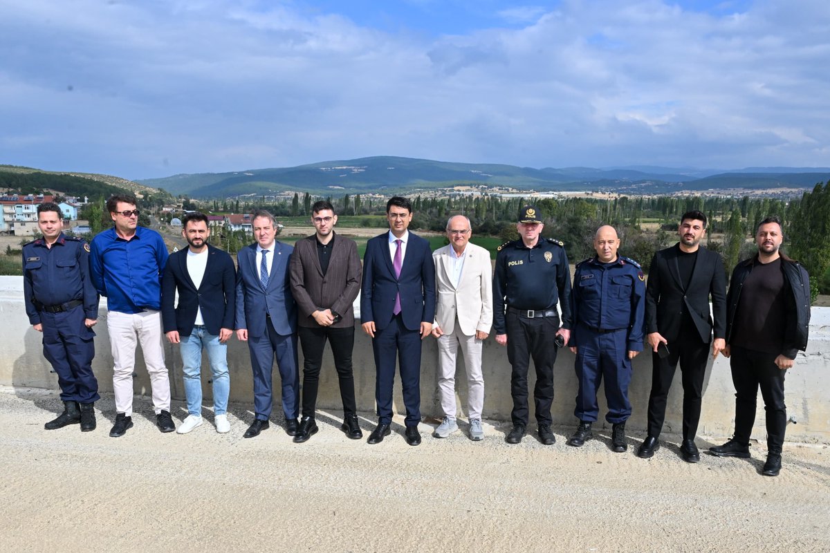 TC_UsakValiligi's tweet photo. Valimiz Dr. Serdar Kartal, Yüksek Hızlı Tren (YHT) hattı güzergâhında incelemelerde bulundu.

Devlet Demiryolları yetkilileri ve yüklenici firma temsilcilerinden bilgi alan Valimiz, projenin Uşak sınırlarında yer alan 165 kilometrelik güzergâhının 106 kilometrelik bölümünde yürütülen altyapı çalışmalarını değerlendirdi. Banaz’a kadar uzanan güzergâhta kazı, dolgu, tünel ve viyadük çalışmalarını yerinde inceledi.

İncelenen kesimde altyapı çalışmalarında yüzde 90 seviyesinin aşıldığı, tünellerde kazı ve destek çalışmalarının tamamlandığı, kalan imalatların ise planlanan takvim doğrultusunda sürdürüldüğü belirtildi.

Vatandaşlarımızın ulaşımını daha hızlı ve konforlu hâle getirecek YHT projesi, planlanan lojistik merkez yatırımlarıyla birlikte Uşak’ımızın ticaret ve ihracat kapasitesinin güçlenmesine de önemli katkı sağlayacak.

Şehrimizi yüksek hızlı trenle en kısa sürede buluşturmak için Ulaştırma ve Altyapı Bakanlığımızla koordinasyon içerisinde çalışmaların takipçisi olmaya devam ediyor; projede emeği geçen tüm ekiplerimize kolaylıklar diliyoruz.