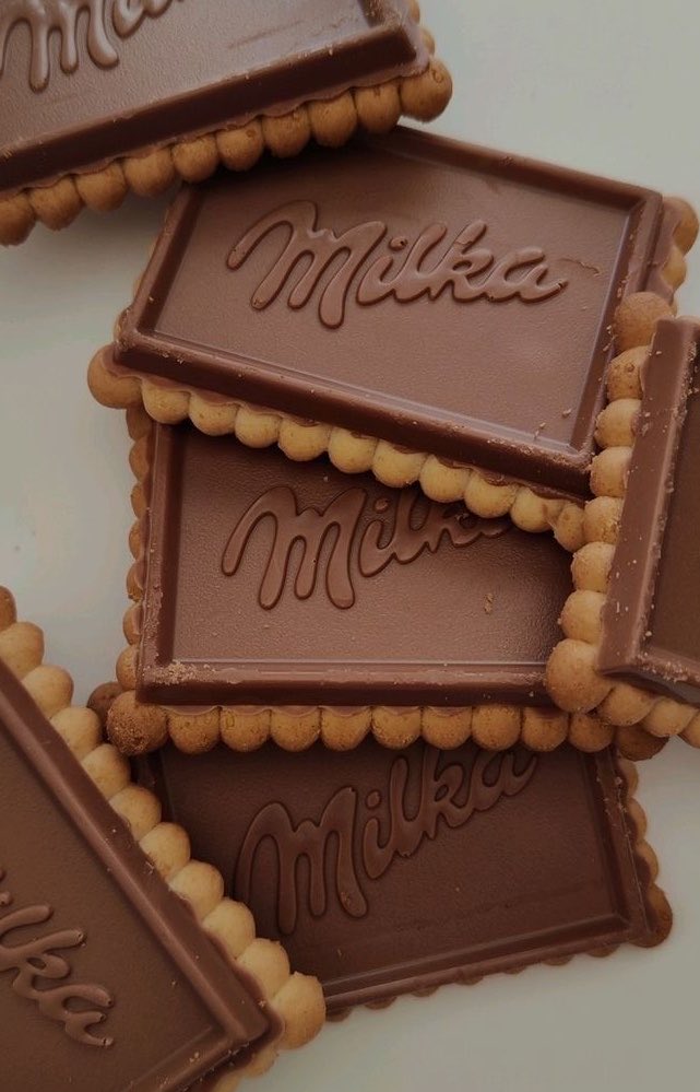kaane0's tweet photo. intense craving for chocolatey biscuits https://t.co/FnxOfB6GVm