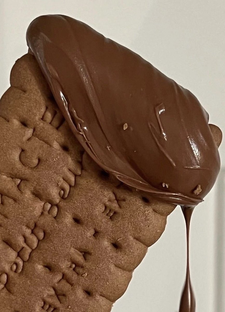 kaane0's tweet photo. intense craving for chocolatey biscuits https://t.co/FnxOfB6GVm