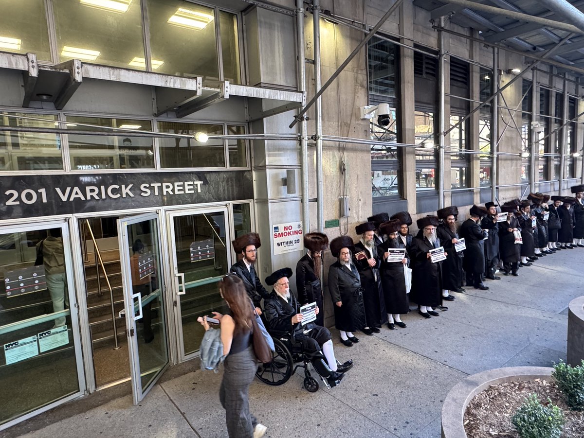 NetureiKarta's tweet photo. Massive support across the Jewish community outside the Immigration Court in Manhattan for anti-Zionist Jew Yehonatan Ovadia, who is currently in ICE detention after standing up to Zionism and expressing Jewish rejection of genocide and occupation. https://t.co/rn4HIGrL7d