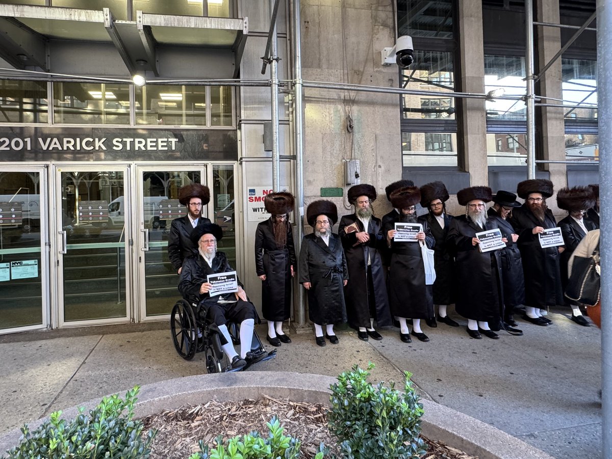 NetureiKarta's tweet photo. Massive support across the Jewish community outside the Immigration Court in Manhattan for anti-Zionist Jew Yehonatan Ovadia, who is currently in ICE detention after standing up to Zionism and expressing Jewish rejection of genocide and occupation. https://t.co/rn4HIGrL7d