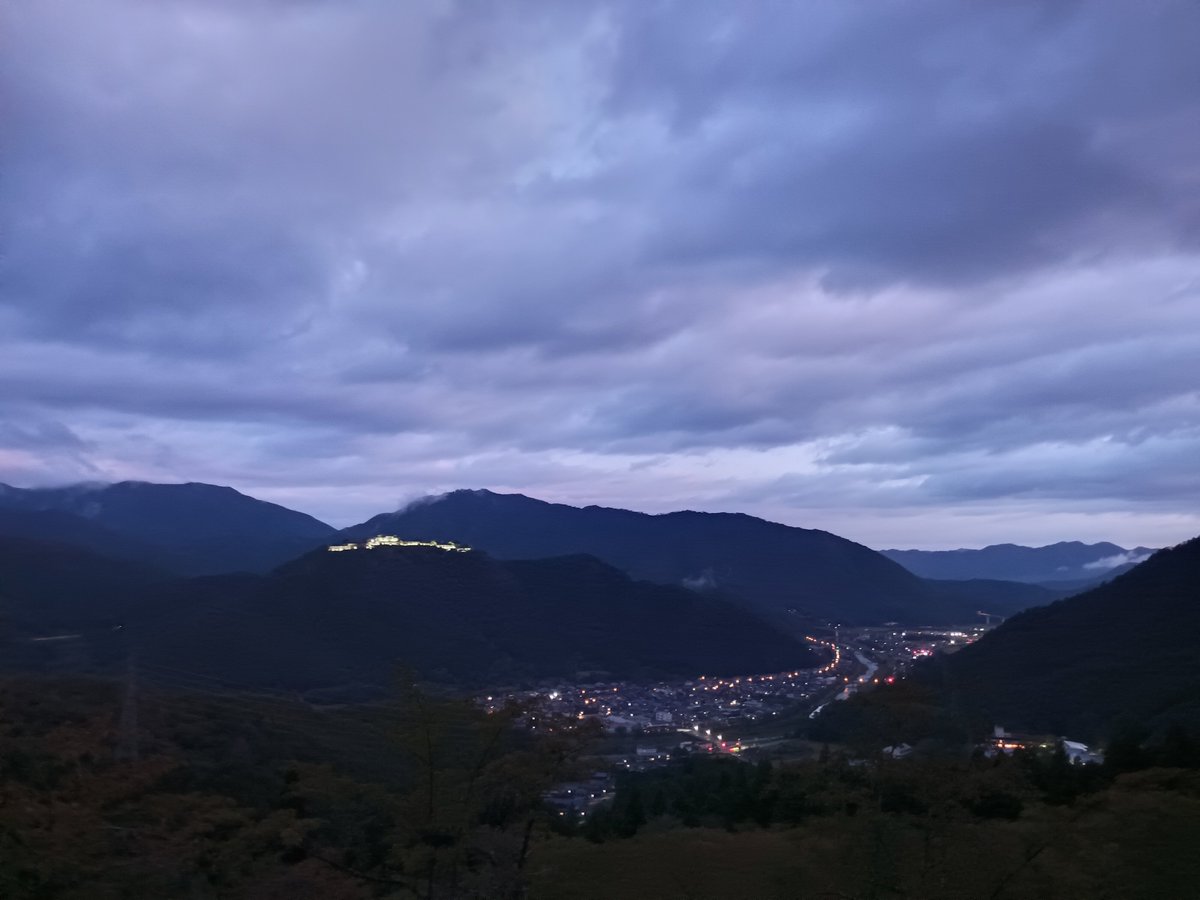 hige5296's tweet photo. 竹田城跡見に来たけど、全く雲海無し！ https://t.co/jiR1BEhU9d