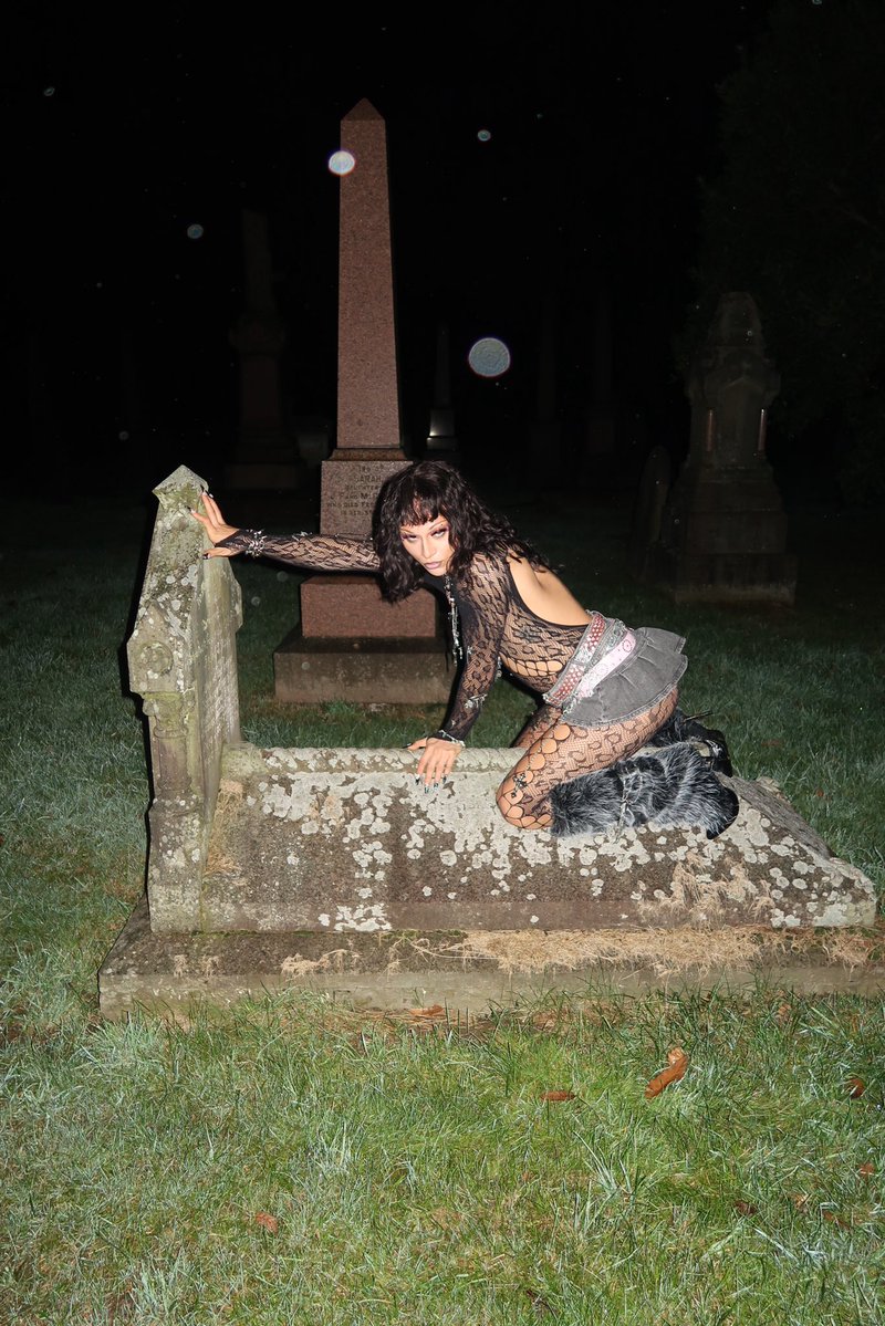 bigparisbigbaby's tweet photo. here lies Paris Baby 🪦
not dead, just #ROBBED 
#graveyardgate 🫢 https://t.co/BYKHSnpOzd