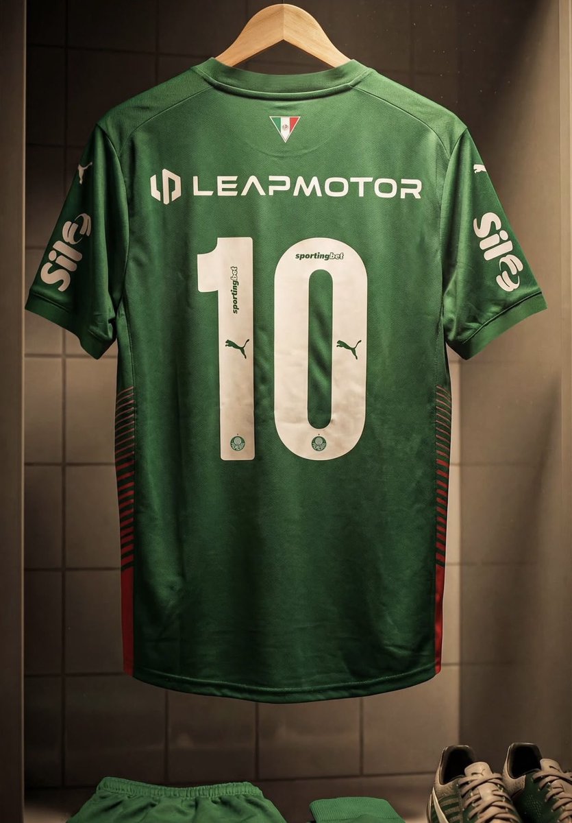 gustavoterini's tweet photo. 🚨 ATENÇÃO!

Leapmotor deseja assumir o patrocínio máster do Palmeiras e trabalha com a possibilidade de pagar R$ 50 milhões fixos por ano.

O valor ainda não é uma proposta oficial, mas é um aceno do valor que a empresa indicou, em conversas iniciais, que tem disponível para investir no clube.

O Palmeiras segue em conversações com a Sportingbet, atual patrocinadora máster do Verdão, para tomar a melhor decisão em relação à MP das bets no Brasil.

O clube considera que o contrato atual continua vigente e, por isso, existe cautela com qualquer negociação precoce, seja de saída ou de entrada de um novo patrocinador.

Nos bastidores, porém, o clube já sabe que, caso precise buscar novas empresas para o espaço, a Leapmotor, que atualmente paga R$ 20 milhões fixos pelo espaço nas costas do uniforme, é uma das interessadas.

🗞️ @leandrorandrad
📸 Leapmotor