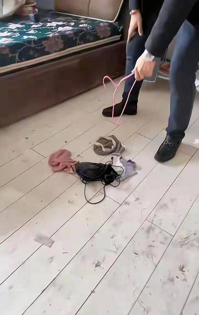 LunaEdgarauos's tweet photo. Acabo de doblar la ropa y encontré una nota que escribí hace un ao: "Esta camisa me queda bien" — Ahora ya no. Qué sorpresa. https://t.co/Nl9G9m3J4Q