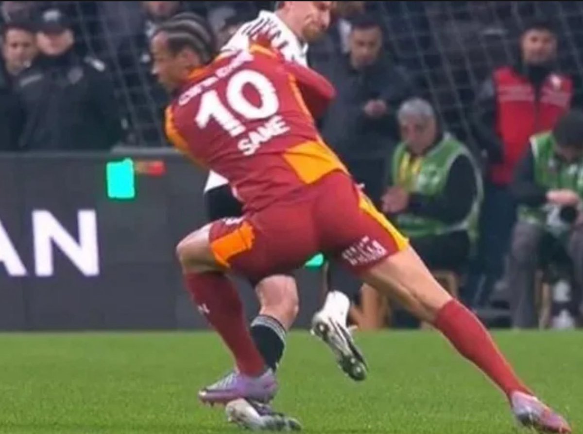 pascalmentality's tweet photo. Yasin Kol’un geçen sene Galatasaray - Beşiktaş derbisinde Osimhen ve Sane’ye kırmızı kart gösteremediği pozisyonlar. https://t.co/jeHuACc1OC