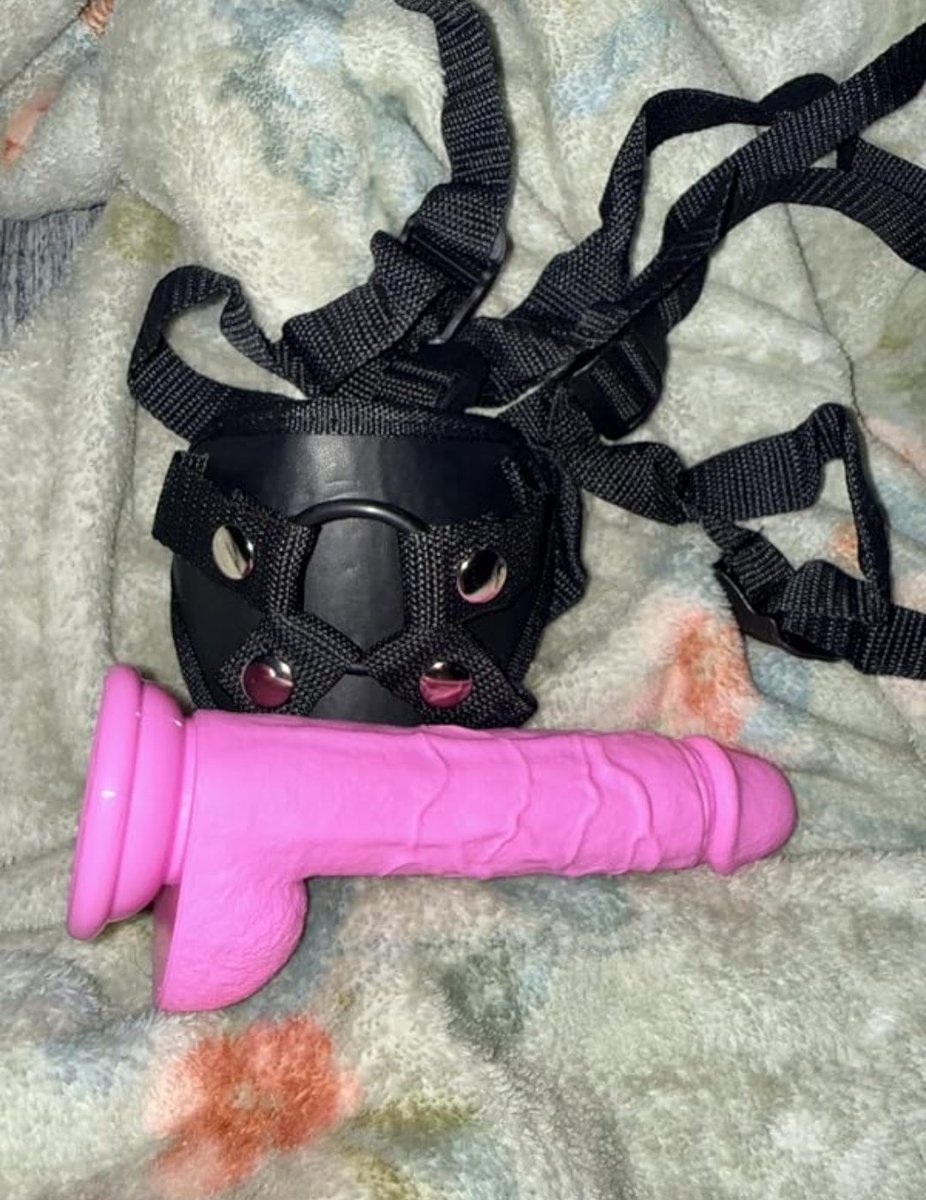 Lolayosell's tweet photo. Quien lo quiere probar 🤪 strap-on https://t.co/rdV5YW3QxB