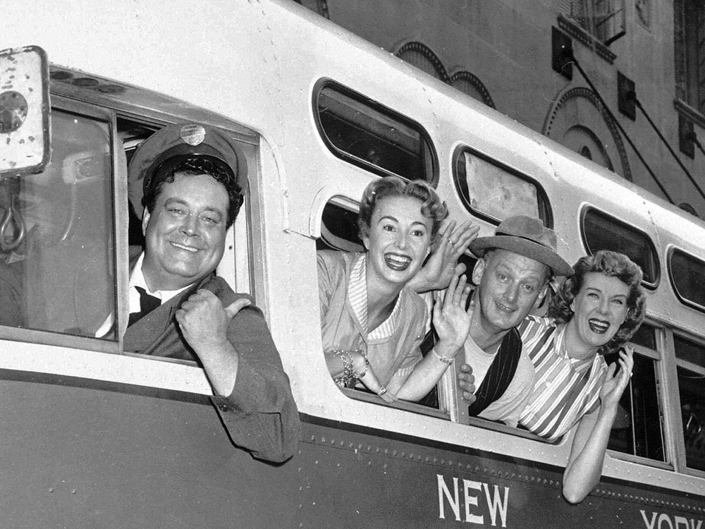 RetroNewsNow's tweet photo. 📺DEBUT: 'The Honeymooners' starring Jackie Gleason, Audrey Meadows, Art Carney and Joyce Randolph premiered 71 years ago, October 1, 1955, on CBS https://t.co/75NkVnkGv2