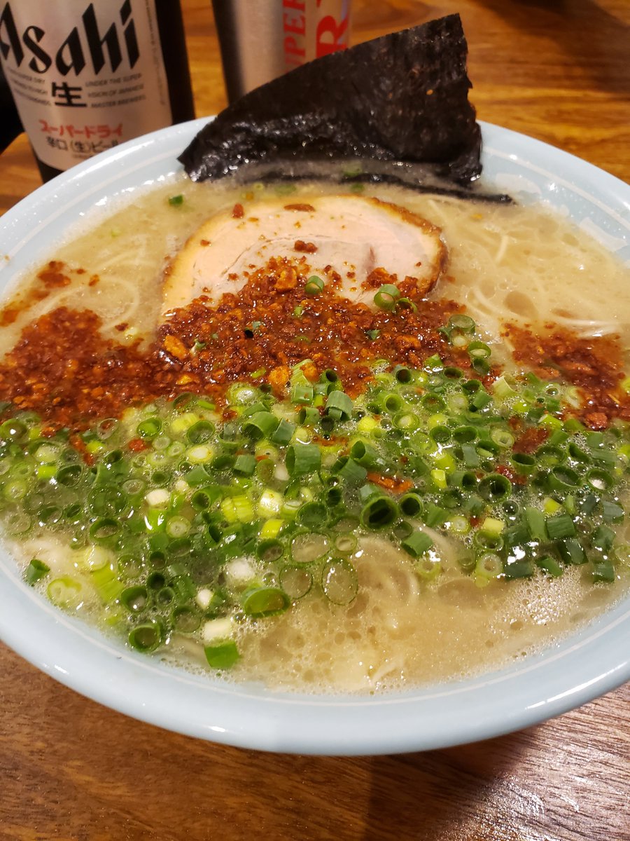 gen97194191's tweet photo. 上司の付き合いならば
致し方なし‼️の、ライドん‼️
【圭ちゃんラーメン】( ´∀`)🍜
２１時開店前に行列出来るんや
人気だねぇ～🎵

はい着丼‼️スープから行く～、、
う　っ　わ　‼️　ウ　ッ　マ　‼️
こりゃあ美味い🎵
ザ・〆のラーメン💓♥️❤️
一回無料の替玉で満腹💓
ごちそうさまでした( ´∀`) https://t.co/stAgXeKzAT